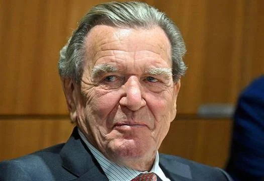 EelcoHoecke's tweet photo. Gerhard Schröder: „Het gaat niet om vrijheid of democratie, het gaat om geopolitieke macht, om de verzwakking van Rusland tegen elke prijs en om miljarden voor de wapenindustrie. Wie over een wapenstilstand spreekt, wordt als Poetin-verstaander gediffameerd. Dat is meningendictatuur.”