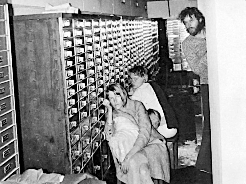kalendarbeda's tweet photo. 23.srpna 1973 se lupič pokusil vyloupit banku ve Stockholmu.Loupež nevyšla, lupič zadržel 3 ženy a muže jako rukojmí. Vyjednávání trvalo 5 dnů a přibyl další lupič. Po propuštění považovali rukojmí únosce za své  ochránce a policisty za nepřítele.Vznikl pojem Stockholmský syndrom https://t.co/hQxwj6rL5i