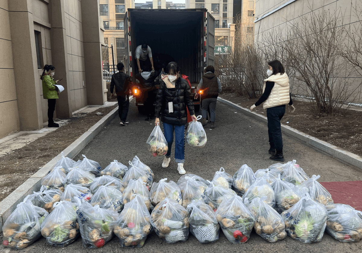 Jennife41345569's tweet photo. Spent Saturday morning volunteering at the city community pantry! Packed 20+ food kits for local neighbors in need  Small acts make a big difference. #Volunteer #CommunityLove， https://t.co/pDikv7O27E