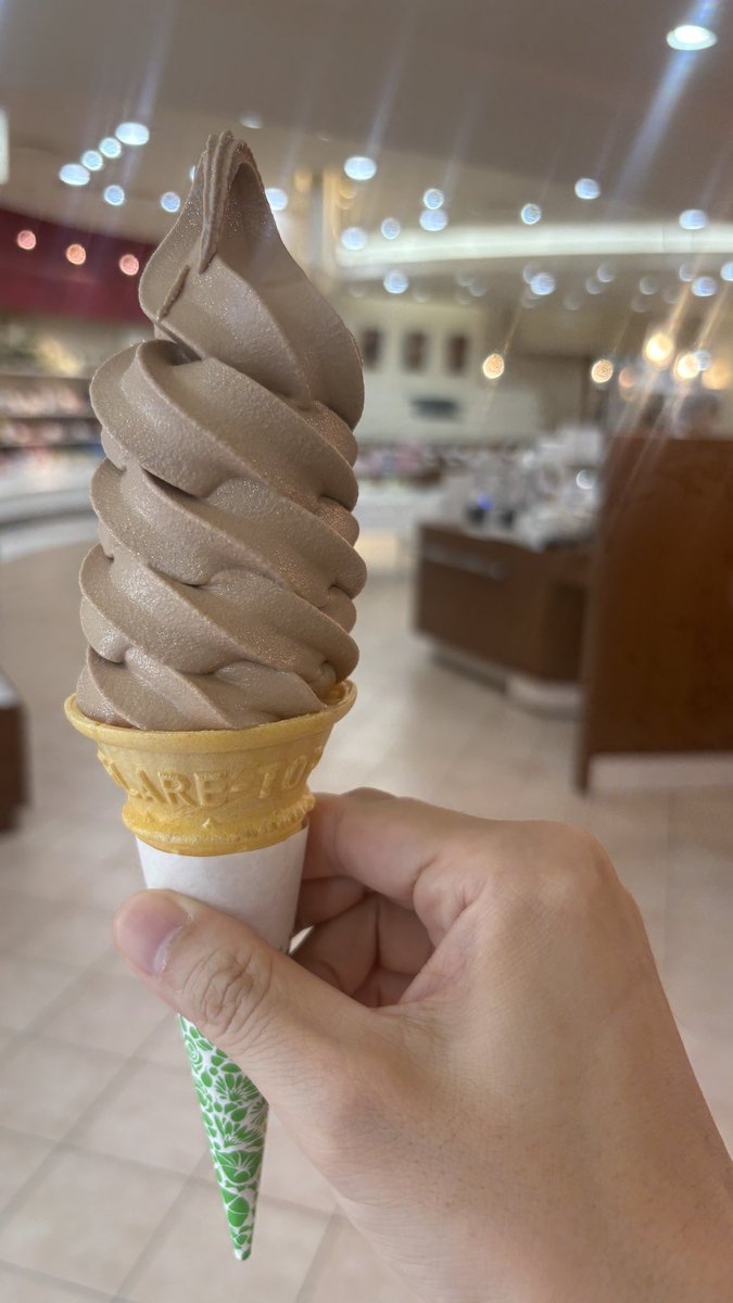 O61176372's tweet photo. 北海道に来たらロイズの生チョコクロワッサンが美味しい。ソフトクリームも美味しく。 https://t.co/83IgaJC5ls