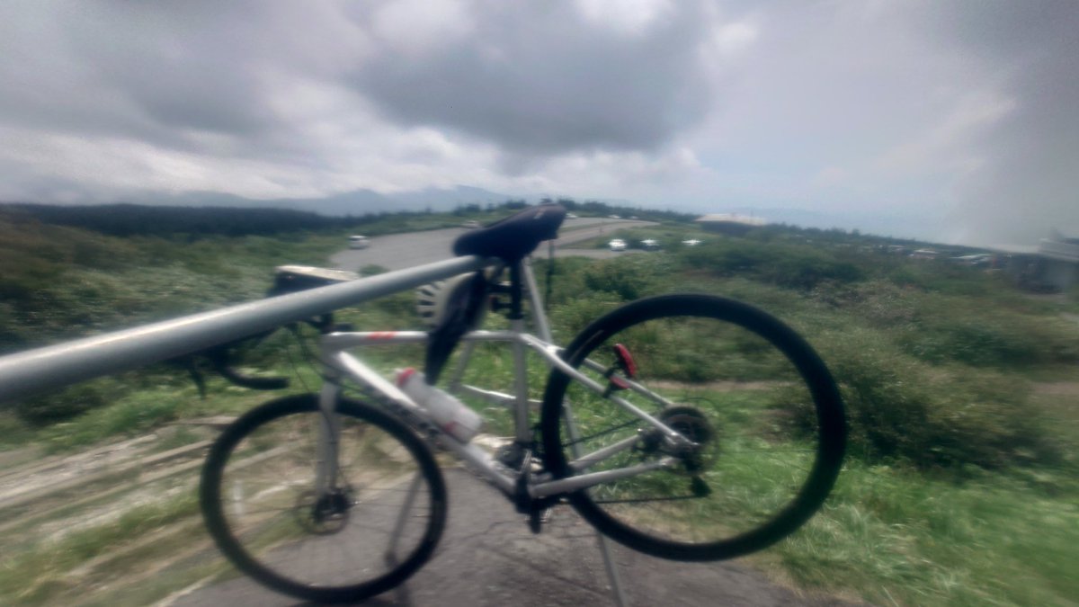 initialE1983's tweet photo. 蔵王坊平ヒルクライム
今日も2時間20分ほどで登ったけど、ライザから先が思いのほかペースが良かった
ライザまでもう少し頑張れれば10分台行けるか？
でももう本番までチャレンジする時間がないや
ていうかまだ案内届いてないんだが
そして写真のピントがおかしい
#山形 #自転車 #蔵王坊平ヒルクライム https://t.co/YlBBFpWesU