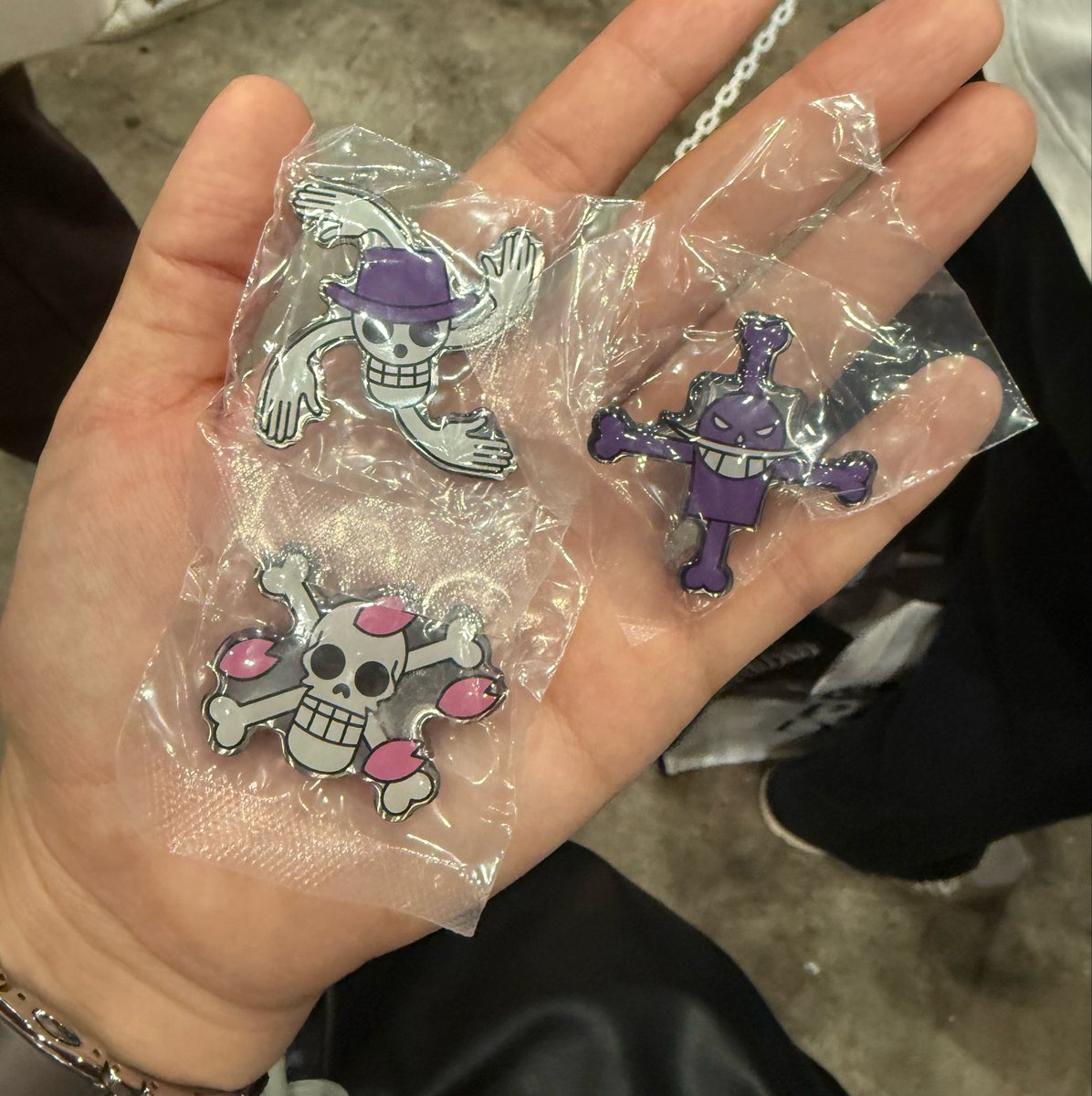 ayaserui's tweet photo. 【交換・譲渡】ONE PIECE ワンピース 
ピンバッジコレクション 2

【譲】白ひげ、チョッパー、ロビン
【求】ルフィ、ゾロ

本日、ONE PIECE DAY会場お手渡し、もしくは都内お手渡しor郵送を希望しております。

出先のためID無し、複数お声がけの場合まとめて優先。

お気軽にお声がけください😊 https://t.co/W1hqRMzEjL