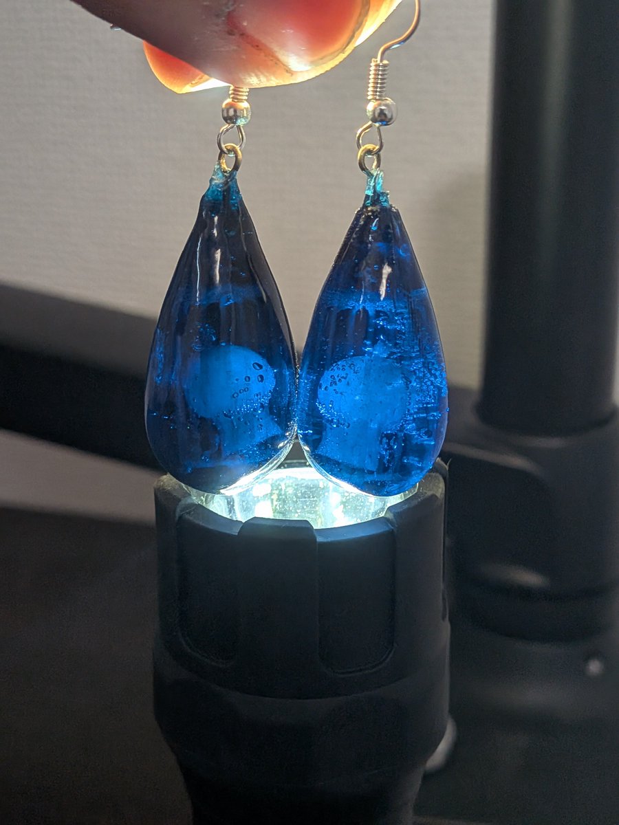 3DdeAsobuhito's tweet photo. 深くてくらーい海色のピアスを作った！
光を当てるとヒトハとフタバが見えるよ
#3Dプリンター #ちいかわ https://t.co/qxhQfP2fO2