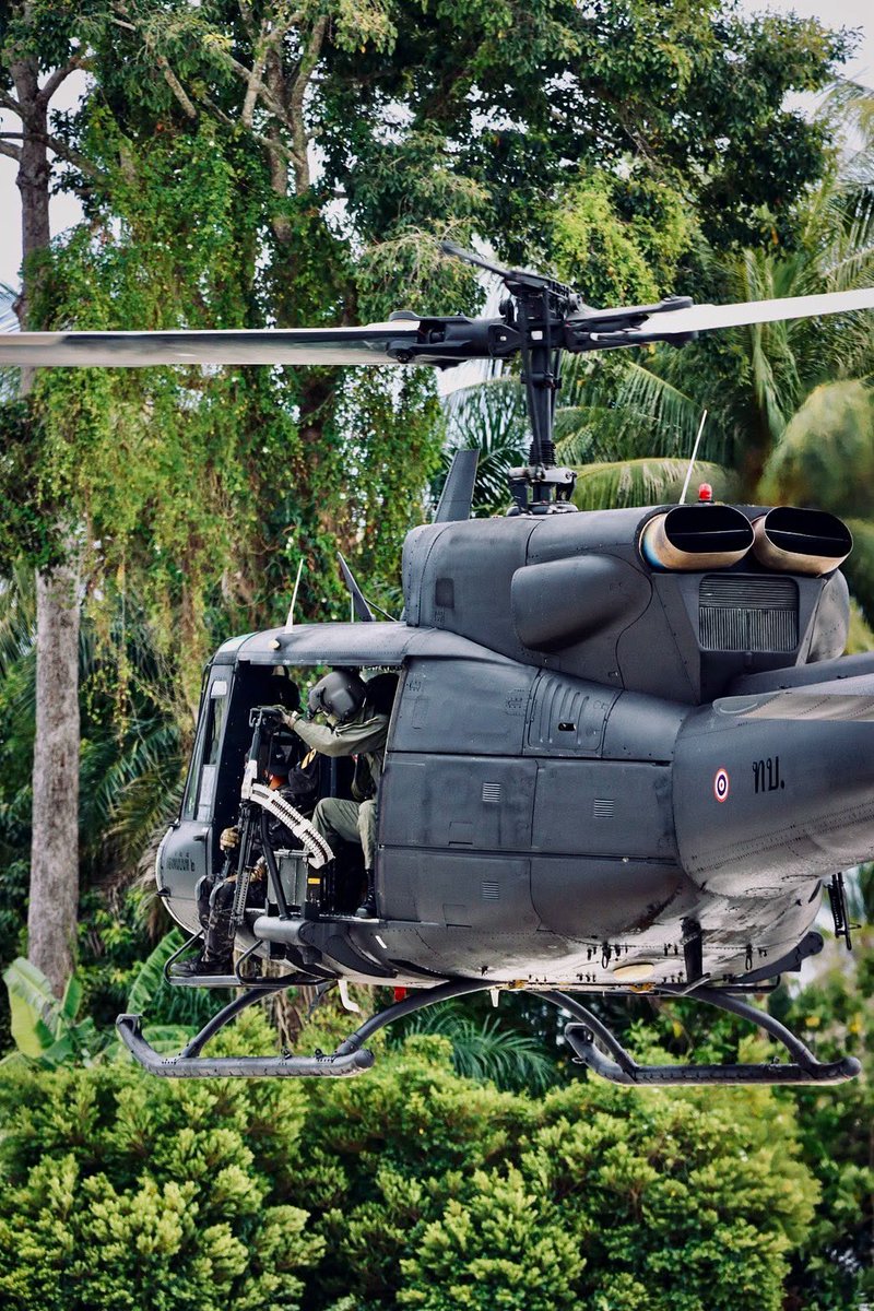 ThaiArmedForce's tweet photo. ประเด็นเรื่องเจ้าหน้าที่ยิงปืนจากเฮลิคอปเตอร์ส่งผลให้มีผู้บาดเจ็บนั้นเป็นเรื่องเล่าที่มักจะเกิดขึ้นแทบทุกครั้งในสามจังหวัดชายแดนใต้ และเราจะได้ยินทุกครั้ง

เพื่อประโยชน์สาธารณะ ขอนำโพสและรูปภาพจากคุณ @mohammad Rusdy Sheikh Haroon มาวิเคราะห์ต่อดังนี้

รอยกระสุนที่พบเป็นรอยกระสุนโดด ๆ ไม่ได้เป็นกลุ่มกระสุน ซึ่งปกติแล้วเฮลิคอปเตอร์มักจะติดปืนกลที่ใช้กระสุนที่มีขนาดใหญ่และอานุภาพร้ายแรงเช่น 7.62 หรือแม้แต่เจ้าหน้าที่ที่นั่งบนเฮลิคอปเตอร์ก็มักจะใช้ปืนที่มีอานุภาพร้ายแรงเช่น 5.56 ปืนที่ยิงจากเฮลิคอปเตอร์จึงมีอานุภาพสูง ระยะยิงหวังผลไปได้ไกลถึงเกือบ 1 กิโลเมตร และการยิงมักจะยิงที่ละหลายนัดเพื่อสร้างกลุ่มกระสุน บาดแผลที่เกิดขึ้นจากกลุ่มกระสุนเหล่านี้มักจะร้ายแรงมากซึ่งส่วนใหญ่จะส่งผลให้เสียชีวิตในทันที

โดยสรุปคือเป็นไปได้ยากมากที่จะมีการยิงจากเฮลิคอปเตอร์ เมื่อดูจากรูปการณ์แล้ว น่าจะเป็นการยิงจากบนพื้นดินมากกว่า ส่วนใครยิง หรือลักษณะการยิงเป็นอย่างไร ตอนนี้ไม่มีข้อมูลเพียงพอที่จะตอบได้

ขอความกรุณาทุกท่านแสดงความเห็นอย่างสุภาพ ถ้ามีความเห็นที่ไม่เหมาะสมเราแบนทุกกรณีโดยไม่แจ้งให้ทราบล่วงหน้า