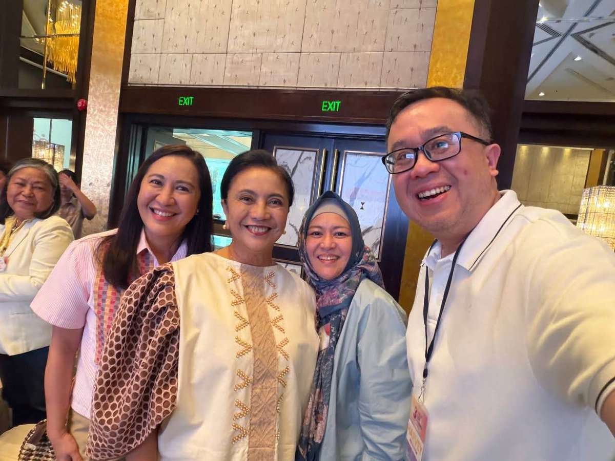 CrushMajor's tweet photo. Mayor Leni Robredo 💕

"Yesterday’s Mayors for Good Governance Assembly in celebration of its 3rd Year Anniversary.

Honored to share the stage with Mayors Benjie Magalong, Vico Sotto, and Sitti Hataman. Mayor Joy was there earlier but had to leave, before our Panel Discussion, for a Book Launch.

Super active na naman ang trolls, same set from my OVP days 😴😴. But being with kindred spirits, we are reminded why, despite the noise, we keep on doing what we are doing."