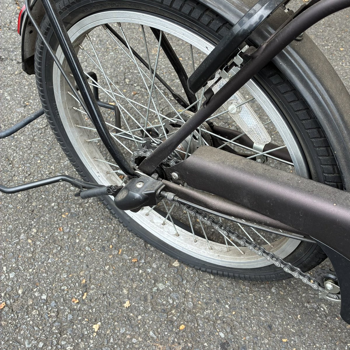macaron106's tweet photo. 私の愛車（電動アシスト自転車）がパンクしたので、自転車屋さんまでヨイショコラショとハンドル押して行ってきた

汗だくになって疲れたけど、これが無いと買い物大変だから無事直って良かった〜🚲 https://t.co/U6MEYis1Vu