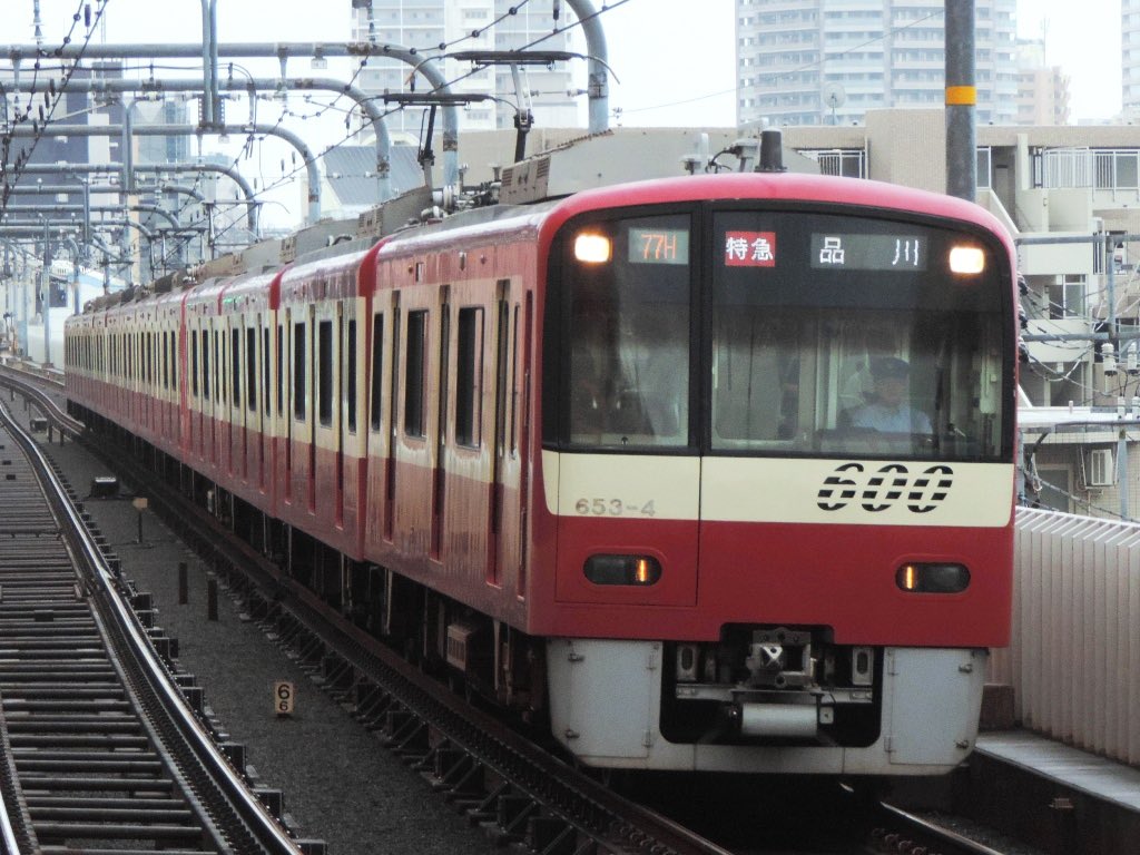 T_K_redthunder's tweet photo. 8/13の撮影報告①
大森町駅(1)

平日ダイヤなのを忘れており、増結は終わりかけの時間から撮影を始めました
アルミ車に比べるとイマイチな感じがする銀千ながら、オール銀の12両を見るとめっちゃかっこいいなと思います https://t.co/hi95WVSW3u