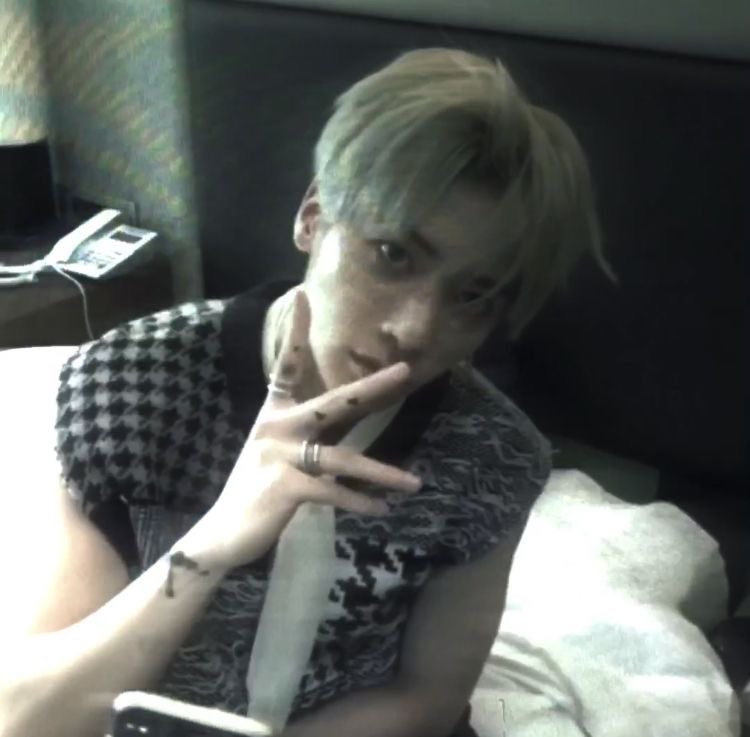 chlbamcherry's tweet photo. 며칠전..사이버펑크st의 세계에서 조직끼리활동하는 뭐그런걸봤는데 아런느낌의밤텬도좋은느낌을준다 약간 밤:만능해커ㅋㅋ다뚫고부숴드림, 의뢰-0000 이런느낌이고 퉤현이가 정보파려고 떼돈걸고 밤 부르면 돈보고 밤 벌떡일어나서 행님ㅋㅋ말만하세요 식으로달려간다에 한표를걺(걸어서뭐할건데) https://t.co/2wJUKhfop5