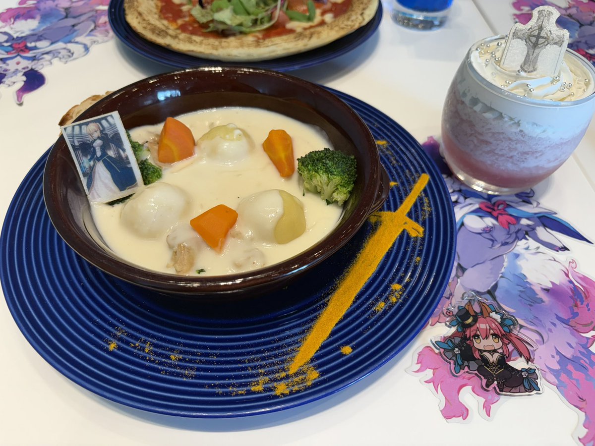matcha_ad1008's tweet photo. 星見の回廊行ってきました！
マテリアルにも載っていない資料だったり今までのFGOを振り返る展示物があって凄く良かったです！お昼はアルトリアのホワイトシチューをいただきました☺️

(画像4枚目は特典と物販で買った物の一部です) https://t.co/wK7K073jTA