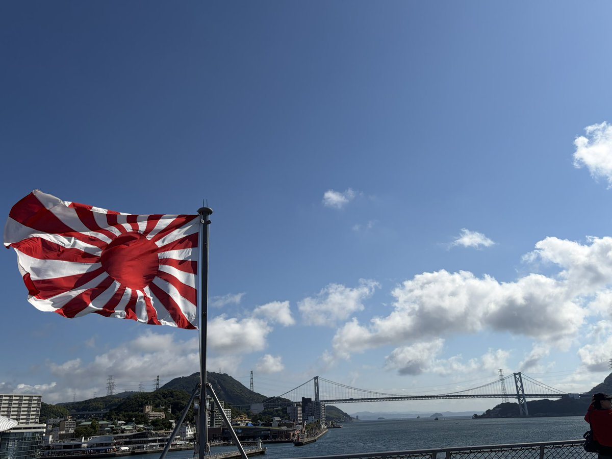 580t's tweet photo. 関門海峡を背景にしてはためく、いせの艦尾の自衛官旗はそれはそれはかっこよく。 https://t.co/RNot04zRPR