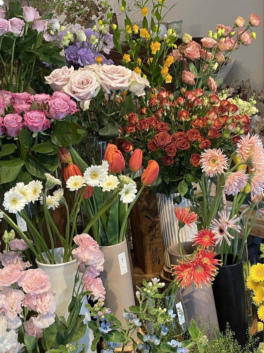 TideMurmu's tweet photo. 自分の好きな花を一束選んで、自分へのプレゼントにする。
たまには日常に少しだけロマンチックな時間を加えると、気分も自然と良くなります。 https://t.co/FYUcOhnuVT