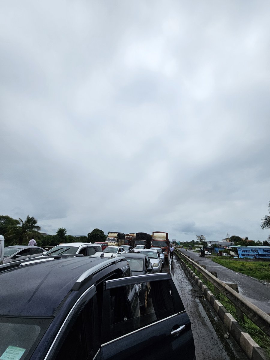 ImAbhayShinde's tweet photo. Stuck in traffic for 2 hours , satara pune highway.
Families, ladies all Stuck. 
What authorities are doing? 
@mieknathshinde @Dev_Fadnavis @DGPMaharashtra https://t.co/b26Glg367Y