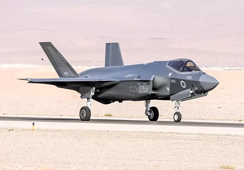 ogzhn_uyg's tweet photo. Türkiye, İsrail F-35’lerini nasıl yakalıyor?

Dünya üzerinde F-35’leri yakalayabilen radarları üretebilen sadece 7 ülke var.

ABD, Çin, Rusya, İsrail, Almanya, Fransa ve Türkiye.

ASELSAN’ın ürettiği ERALP ve ALP serisi radarlar F-35’leri yüzlerce kilometre öteden tespit edebiliyor.

ASELSAN üretimi radarlarımız sadece F-35’i tespit etmekle kalmıyor aynı zamanda yapay zekâ modelleri kullanarak uçağın 2 saniye, 5 saniye sonra gökyüzünde tam olarak hangi koordinatta olacağını hesap edebiliyor.

Bundan sonra iş  Siper-1 füzelerine geçiyor. Füze fırlatıldıktan sonra içindeki radar hemen açılmıyor. 

Yerdeki Komuta Kontrol füzeyi F-35’e doğru yönlendiriyor. Bu sayede hedef kendisine doğru gelen füzeyi fark edemiyor. Bu uçuş terminal aşamaya kadar devam ediyor. Ne zaman ki Siper hedefe 15-20 kilometre mesafeye ulaşıyor, o zaman kendi yüksek frekanslı radarını açıyor ve F-35’e kitleniyor.

Bir de Haziran’da son test atışı başarıyla geçen Siper 2’ler var.

Seri üretim aşamasındaki Siper 2’ler terminal safhada ateşlediği 2. motoru, 5 Mach’e ulaşan hızı, elektronik karıştırıcılara karşı devreye sokabildiği ısı ve kızılötesi yetenekleriyle kaçınılması imkânsız bir füze. Görev irtifası F-35’lerin maksimum irtifasından daha da yüksek.

Tek savunma aracımız bu değil elbette.

Kızılelma ve F-16 Özgür Projesi’yle Murad AESA radarı ile donatılmış platformlarımız hava-hava mücadelelerinde de Türkiye’ye büyük üstünlük sağlıyor.

Murad AESA radarı Galyum Nitrat (GaN) yarı iletken teknolojisiyle üretildiği için  F-35’lerde bulunan Galyum Arsenit tabanlı radarlardan çok daha etkin. ABD şu anda çok daha yüksek güç yoğunluğuna ve termal verimliliğe sahip olan ve bizim kullandığımız Galyum Nitrat teknolojisine geçiş yapmaya başladı.
-Özay Şendir/Milliyet