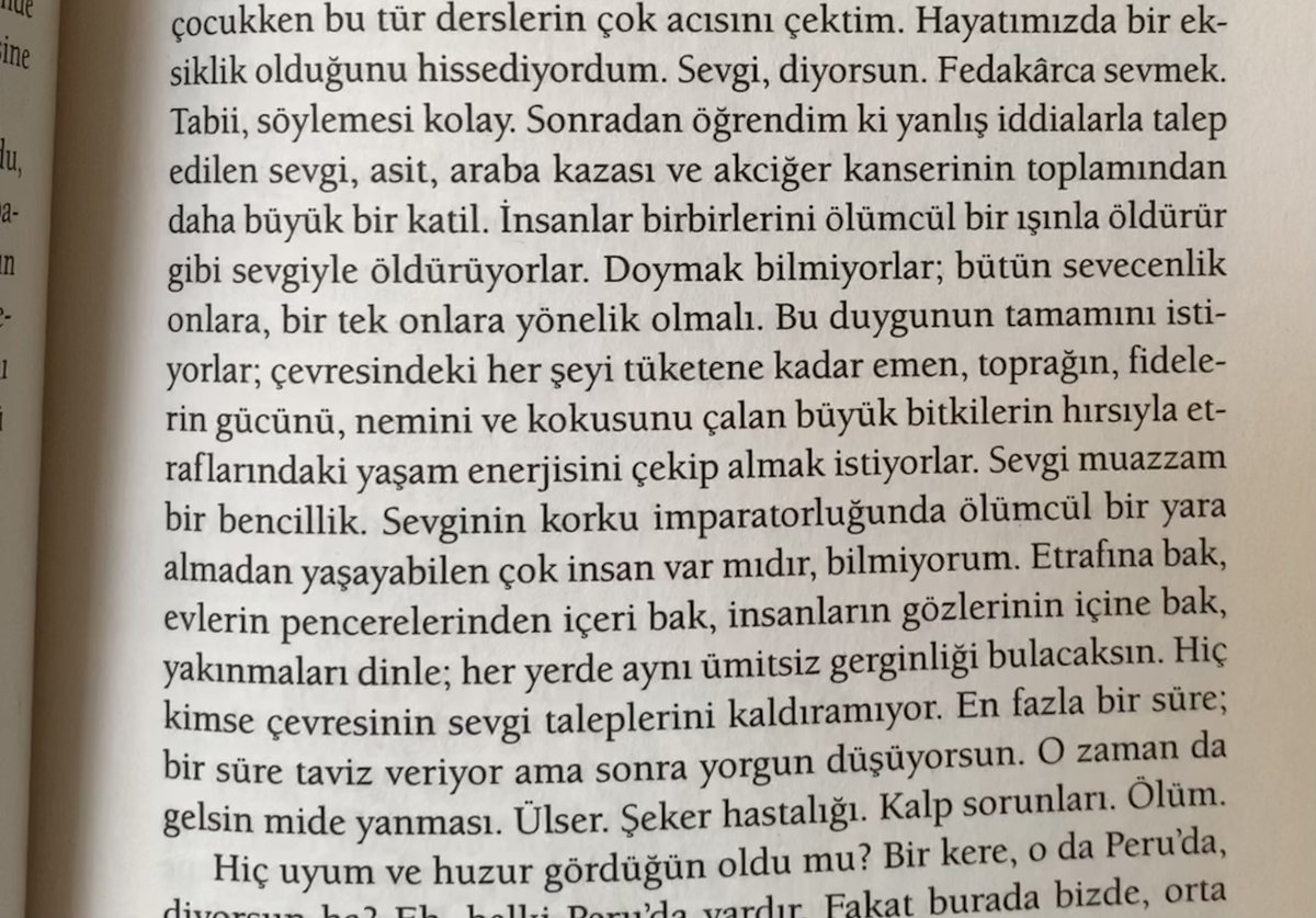 Neva_le's tweet photo. ‘Sonradan öğrendim ki yanlış iddialarla talep edilen sevgi, asit, araba kazası ve akciğer kanserinin toplamından daha büyük bir katil. İnsanlar birbirlerini ölümcül bir ışınla öldürür gibi sevgiyle öldürüyorlar. ..Hiç kimse çevresinin sevgi taleplerini kaldıramıyor.’ #SandorMarai https://t.co/XavuKtyLBI