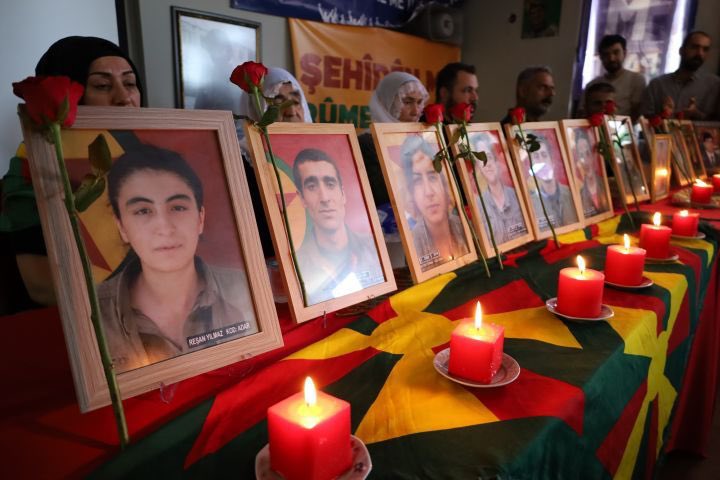 beriii_cn's tweet photo. İstanbul’da iki merkezde, özgürlük mücadelesi şehitleri için kitlesel anma gerçekleştirildi… 

Şehitlerin aileleri taziyeleri kabul etti. https://t.co/O6vZDUabtv