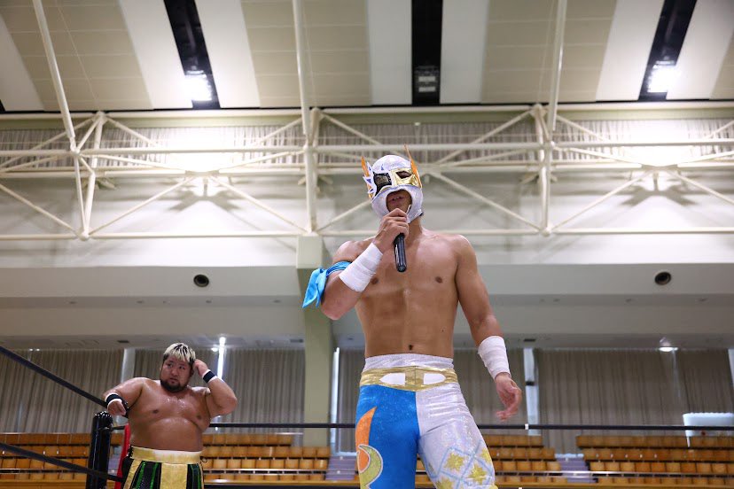 Mach__Hayato__'s tweet photo. マッハ隼人！　初勝利！　初マイク！
だが、そんな僕よりもグッズの列が途切れず、負けて顔が真緑の大先輩がいた､､､､🙅
学ぶことは多い､､､
パンツ出すとこから始めるか。

#qpro
#九州プロレス
#もちろんマッハで
#マッハ隼人 https://t.co/SDrHptg0pX