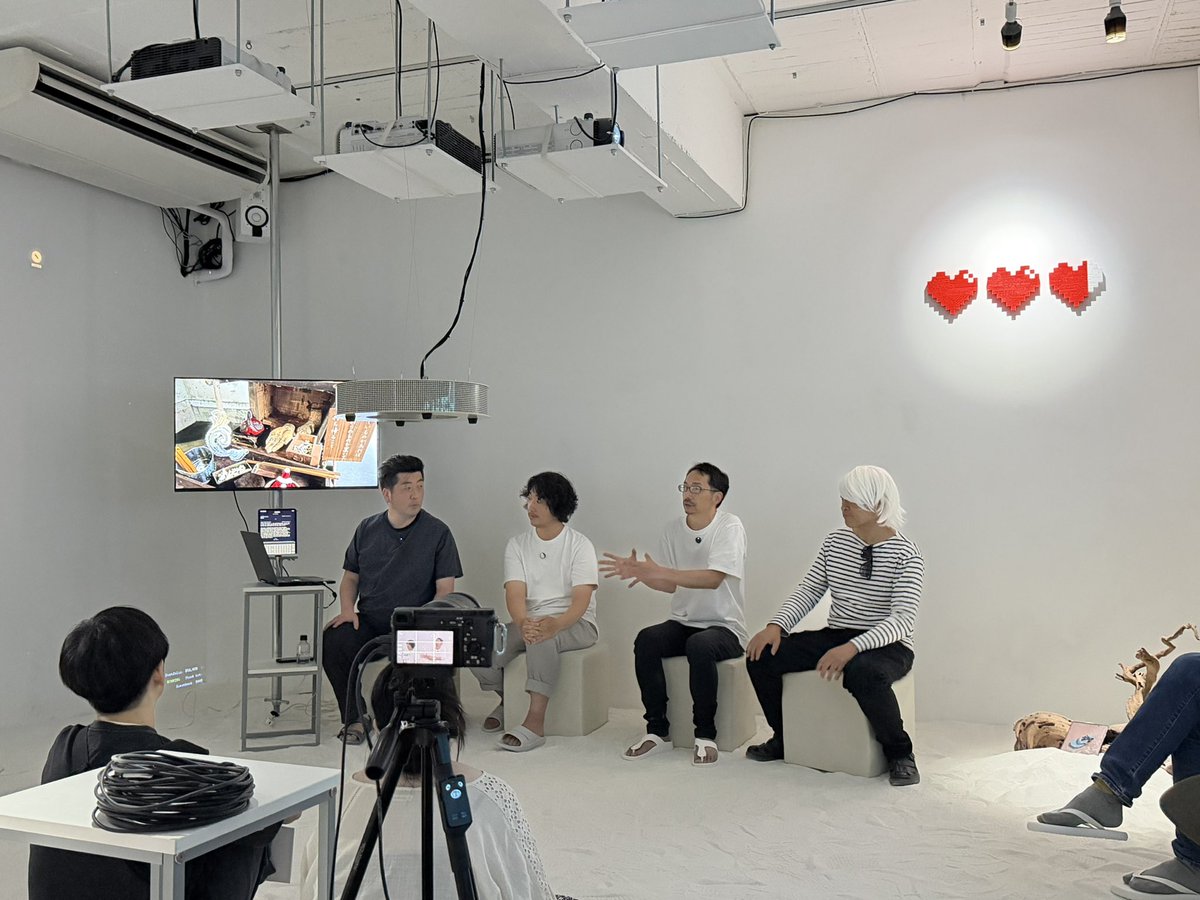uhaku3's tweet photo. ゲーム×アートの展示にフラッと行ったら偶然に濃いトークイベントが始まり、フルクサス運動など勉強になりました

しかしインタラクティブアートとゲームは境界ほぼ無いように見えるのに、作家性とか蒐集の文脈に乗るものと乗らないものは何が違うんだろ

ギャラリー: NEORT++

@neort_io https://t.co/qjuFWDd1oQ