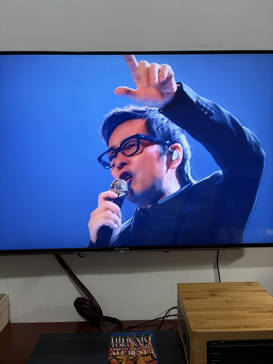 cuipingpeng's tweet photo. 今天第一次看「IM SINGER 4」附送的dvd，真的很淡定呢，好東西要留著滿滿享用😂，其實每天都在聽Toshl的CD，看有關Toshl的影片。

🤫：我去年買的徳永英��2024年演唱會dvd也是今天才拆封呢，當年去日本看了他四場演唱會，去年也去看了三場，還在回味中🤪

#龍玄とし

@Toshlofficial 

 #徳永英明 https://t.co/8fUsIepjdd