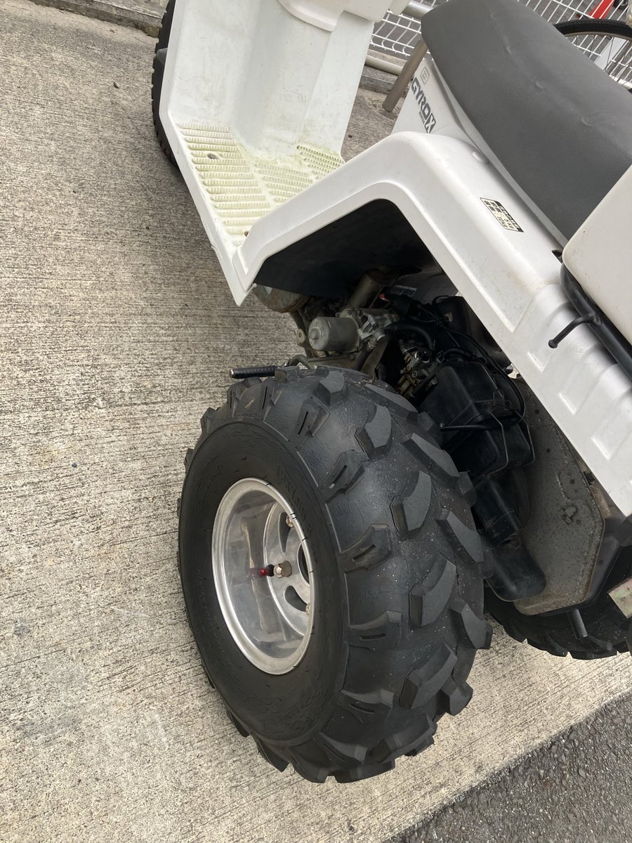 CocobatCrunch06's tweet photo. ちなみに曲がるときも
車体倒すとタイヤが
フェンダー？に干渉するので
かなり減速して曲がる https://t.co/FzQjn7y9rH