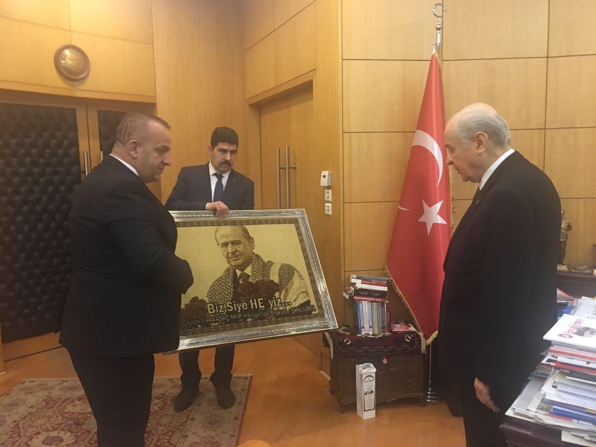 sanliurfasanli's tweet photo. MHP Şanlıurfa İl Başkan Adayı Osman Karaağaç’tan dikkat çeken açıklama:

“Ben yıllardır MHP için varını yoğunu ortaya koyan, bütün emekleri hiçe sayılan Şanlıurfa’nın 13 ilçesinin ilçe başkanlarının adayıyım.

İlçe başkanlıklarının önüne polis barikatları kurdurarak, kapalı kapılar ardında farklı siyasi görüşlere sahip üç-beş kişiyle kongreler düzenleyerek, partinin tüzüğünü hiçe sayarak delegeliklerine son verdiğin ve yerlerine imza attığın delegelerin de adayıyım.

Sizin farklı hesaplarla yazdığınız gibi İbrahim Özyavuz’un veya Mahmut Güneş’in adayı değilim. Ben Şanlıurfa MHP Teşkilatı’nın adayıyım.

Şu ana kadar Genel Merkez’den yazılı veya sözlü olarak ‘aday değilsin’ şeklinde herhangi bir uyarı almadım. Eğer böyle bir uyarı almış olsaydım, Genel Merkez’in emir ve direktiflerinin dışına çıkmazdım.

Şanlıurfa teşkilatının iradesi, emeği ve yıllardır bu parti için mücadele eden insanların hakkı yok sayılamaz. Bu yarışın kişisel hesaplarla değil, teşkilatın iradesi ve parti hukukuna uygun şekilde yürütülmesi gerektiğini düşünüyorum dedi. 

@dbdevletbahceli @MHP_Bilgi @OsmanKARAAGAC63
