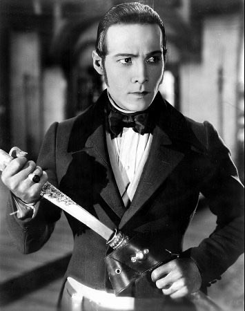 ilugykc's tweet photo. Voilà l’histoire de l’icône Rudolph Valentino dont il est bon de se rappeler aujourd’hui. 

Je conclus ce thread avec quelques photos de lui qui immortalisent sa beauté muette. https://t.co/iBtI7vhxan