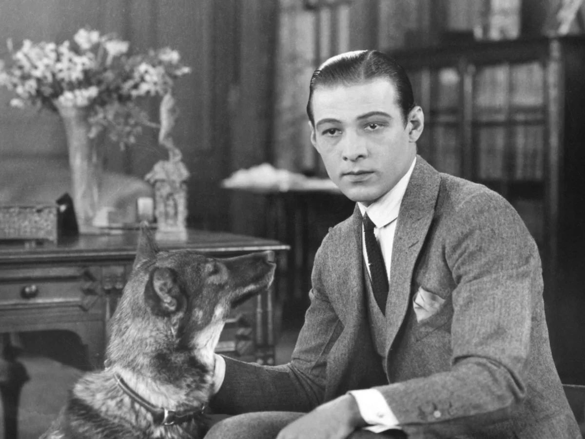 ilugykc's tweet photo. Voilà l’histoire de l’icône Rudolph Valentino dont il est bon de se rappeler aujourd’hui. 

Je conclus ce thread avec quelques photos de lui qui immortalisent sa beauté muette. https://t.co/iBtI7vhxan