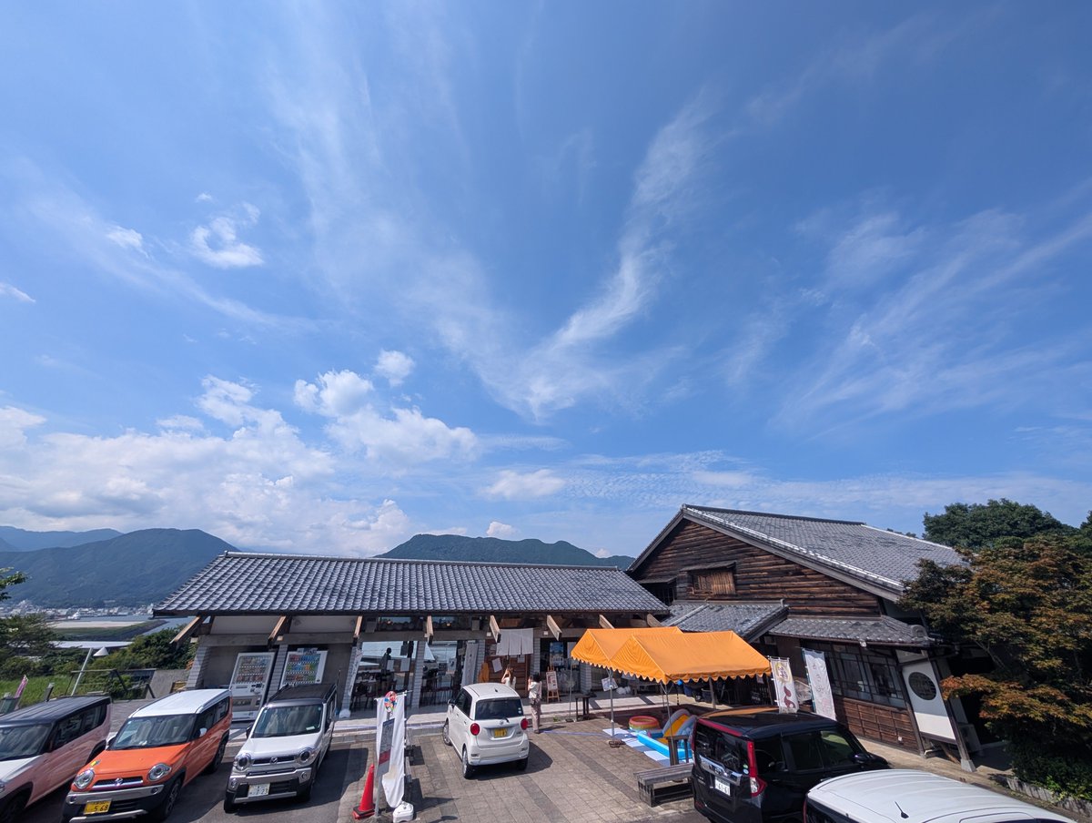 chanboota27's tweet photo. 尾鷲市 熊野古道センター
夢古道おわせ 
おもてなし さん
本日のさかな海鮮丼
古道ラーメン（醤油）
海鮮丼は鯵には生姜、鱧には梅肉が添えられていて丁寧、ラーメンも津市の有名店（喜鷲）と同じなので美味しいです
いなべ産手打ち二八蕎麦など全体的にクオリティの高い良い所です！ https://t.co/KhtYMbXLt3