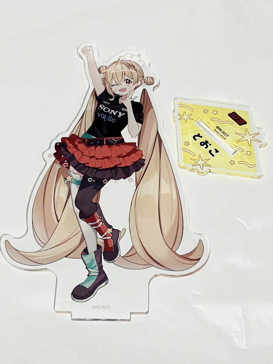 c_______05's tweet photo. とおこちゃんのアクスタをゲット～！
黒Tに通常衣装スカートがなんかライブのアンコールみたいで可愛い。元気なポーズとウィンク笑顔がとおこちゃんらしくてよい！　けっこうでっかい
POPと色紙もあった～
#もしとこ https://t.co/cQJeyD7Ixr