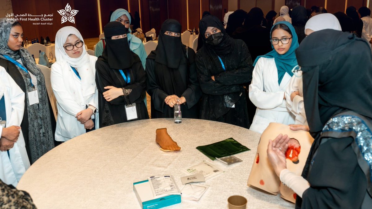 J1_Cluster's tweet photo. ضمن جهود الإدارة التنفيذية للتمريض، وفي إطار( مشروع Wound Care Excellence)، تم تنفيذ برنامج علمي ومهني متخصص في رعاية الجروح.
وشهد البرنامج مشاركة نخبة من الخبرات المتخصصة من (مستشفى الملك فيصل التخصصي ومركز الأبحاث بجدة والمدينة المنورة)@KFSHRC  إلى جانب نخبة من الكوادر التمريضية المختصة، سلطت الضوء على أحدث الممارسات في الوقاية من الجروح وإدارتها وتعزيز التئامها.

#تجمع_جدة_الصحي_الأول_J1 
#رعاية_بإتقان
