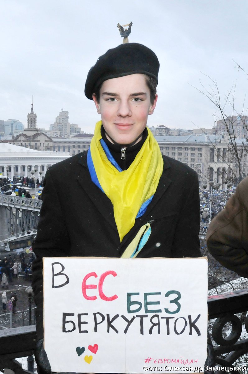 1991_fund's tweet photo. Юний Роман Ратушний з плакатом на віче 8 грудня 2013 року

Роман Ратушний загинув 8 червня 2022 року неподалік с. Сулигівка, Ізюмського району https://t.co/PqsWVwvum2