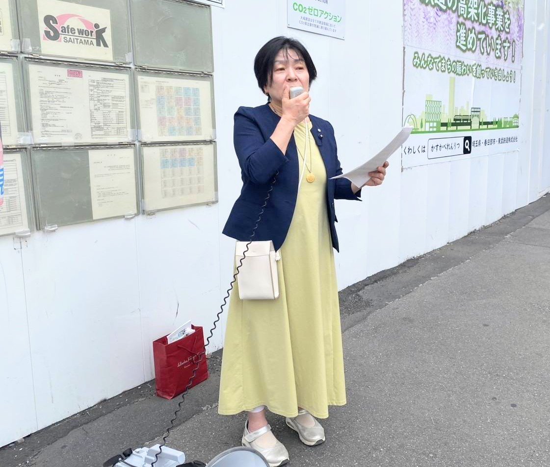 HRP_LGBT's tweet photo. 同性婚反対署名の街宣活動の様子です。
駅前の一角をお借りしまして、署名活動を行いました。
こちらを気にしていた女の子が近づいて来られ、「チラシをください」と言って受け取ってくださいました✨
チラシをご覧いただき、署名にご協力いただき、本当にありがとうございます！ https://t.co/ifhxFI3ggi