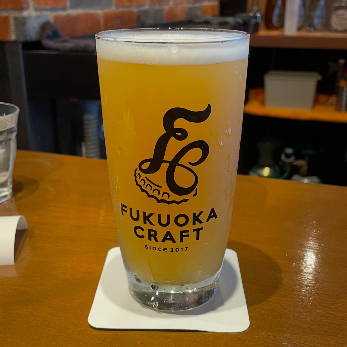 mizuki901's tweet photo. 久々飲み歩き。
クラフトビール縛り。
お店同士が歩いて移動できる距離なのもちょうどよかった！

1. Hobo Beer Store:
WAKE Hazy IPA

2. Fukuoka Craft Brewing:
Hazy IPA

3. スタンドうみねこyoca:
Sunday Funday
(Black Tide Brewing)

4. ビアキチ
いちばんしろいねこ https://t.co/2IKR17c0Ki