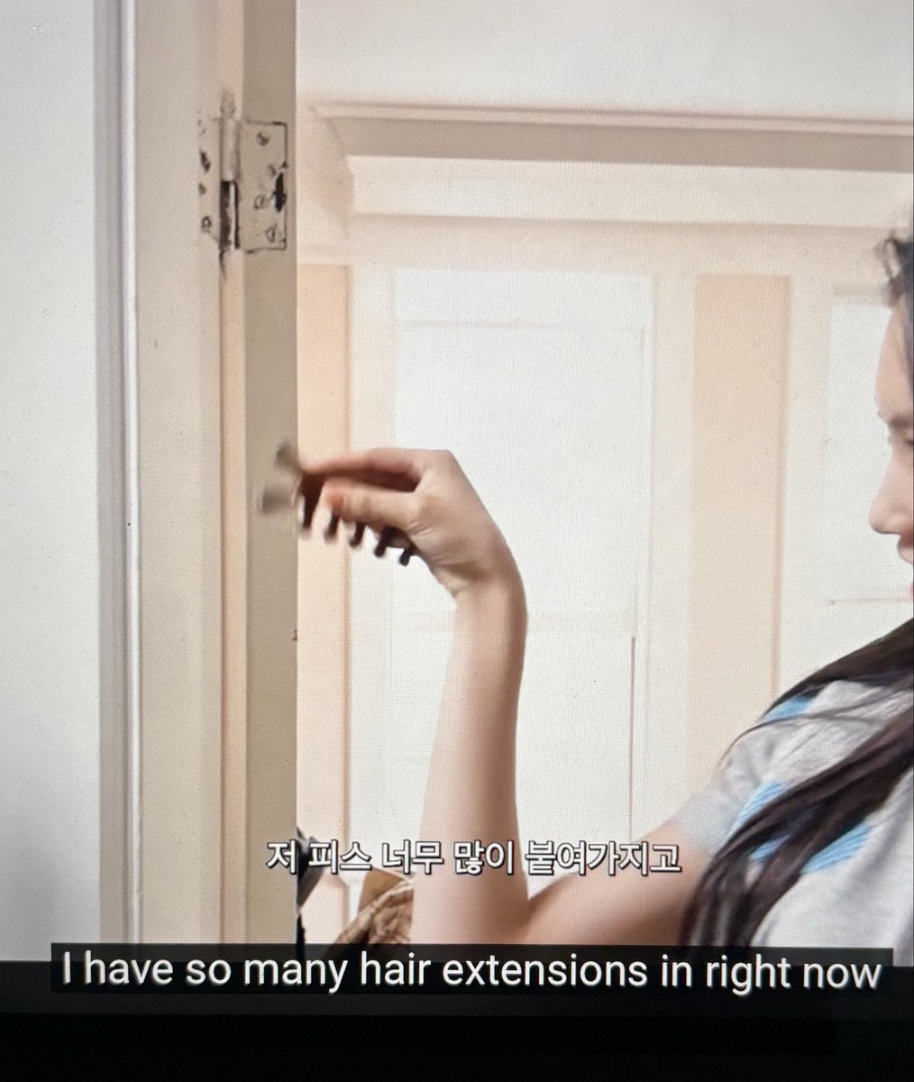 heeeheee2l98w's tweet photo. Am I the only one who heard Hanni say in the latest video that she has short hair? And that she was wearing extensions? 👀 That means we'll have to check out her new haircut somewhere else 👀 https://t.co/WtRdMa6w5i