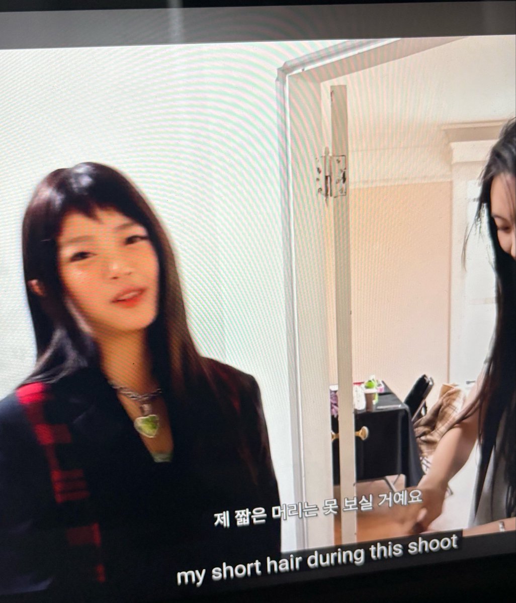 heeeheee2l98w's tweet photo. Am I the only one who heard Hanni say in the latest video that she has short hair? And that she was wearing extensions? 👀 That means we'll have to check out her new haircut somewhere else 👀 https://t.co/WtRdMa6w5i