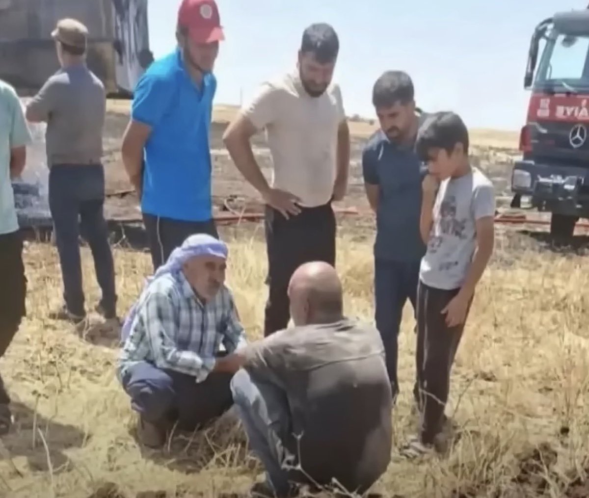 yirmibirtvresmi's tweet photo. Geçen hafta Diyarbakır'da biçerdöveri yanan Yozgatlı bir çiftçi için bu halk el ele verdi, 1 milyon TL topladı. Çünkü zor durumda olana yardım etmek bu coğrafyanın vicdanında var.

Ama bugün Silopi'den Zonguldak'a ekmek parası için yola çıkan mevsimlik tarım işçilerinin, içinde kadın ve küçücük çocukların bulunduğu araç taşlı saldırıya uğruyor.

Bir tarafta dayanışma, diğer tarafta masum çocuklara yönelen nefret...

İnsanlık; memleketine, kimliğine ya da geldiği yere göre değil, zor durumdaki insana nasıl davrandığınla ölçülür.

Diyeceklerim bu kadar.
