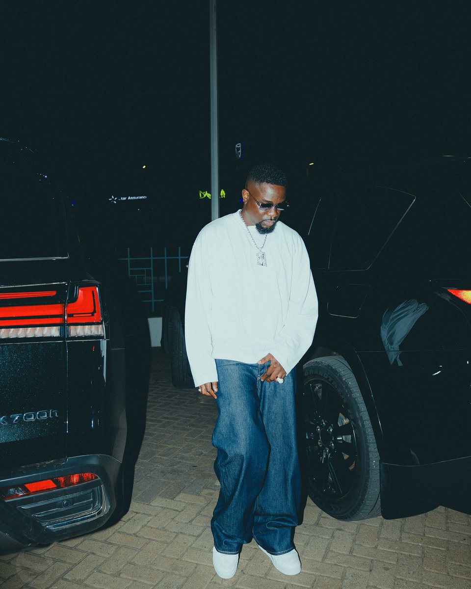 sarkodie's tweet photo. Outside 
 👕 > @spiorre https://t.co/mK5QcQG5zA