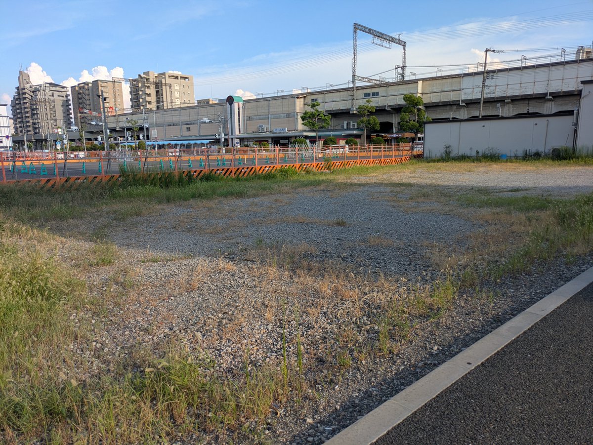 u_katan27's tweet photo. 小阪国際劇場＆小阪座跡。

10年以上？…更地のまま。
駅前の大規模再開が始まるのを待っていたんでしょうね🤔

近くには"帝国シネマ小阪撮影所"の跡を示す案内板🧐

#東大阪市 #河内小阪
#小阪国際劇場 #小阪座
#帝国シネマ小阪撮影所 https://t.co/cVOC55VweQ