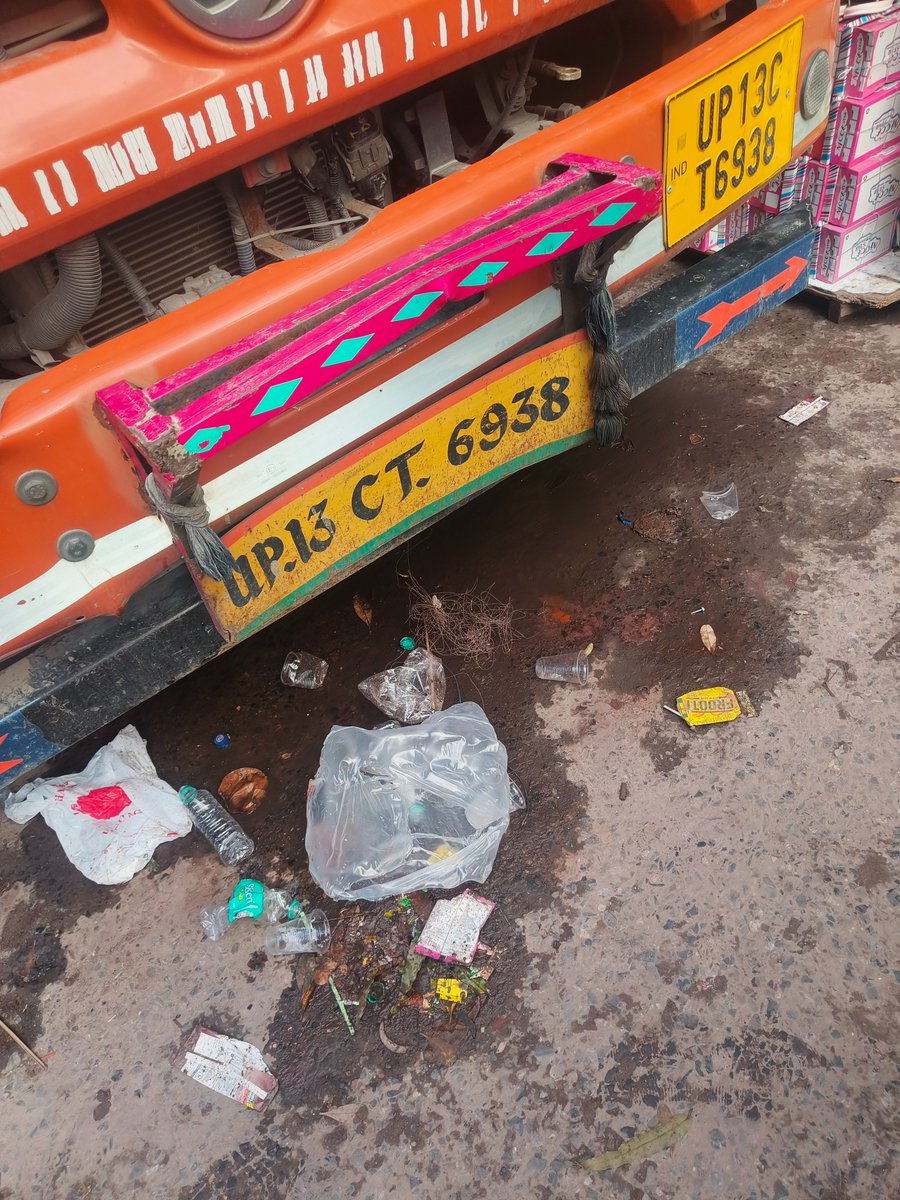 jitender3d's tweet photo. @DelhiPolice ye truck seelampur police station wale road per bilkul bich Mai khada hai jisko police ne pakda hai please isko yha se hatwao aane jane mai logo ko bhoot dikkat ho rhi hai @rekha https://t.co/TeyCo32pVJ