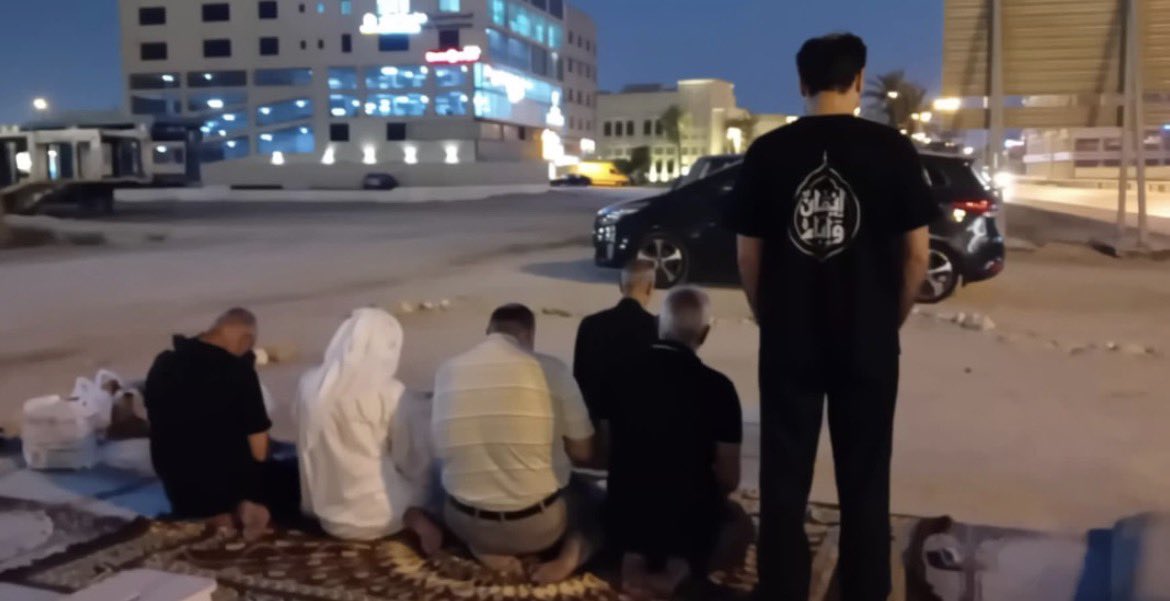 ALWEFAQ's tweet photo. مسجد العلويات المهدم منذ عقد ونصف يحتضن صلاة العشاءين وسط مطالبات شعبية واسعة بإعادة بنائه

#البحرين #الحرب_على_الشيعة #Bahrain https://t.co/elgJeEvyVb