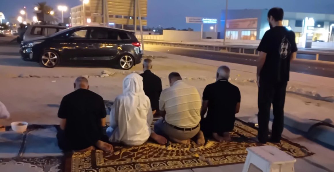 ALWEFAQ's tweet photo. مسجد العلويات المهدم منذ عقد ونصف يحتضن صلاة العشاءين وسط مطالبات شعبية واسعة بإعادة بنائه

#البحرين #الحرب_على_الشيعة #Bahrain https://t.co/elgJeEvyVb