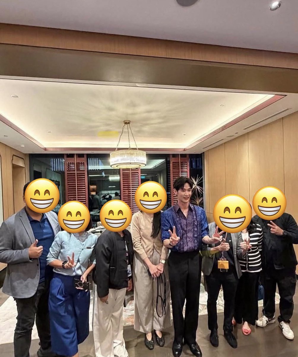 syapabalqis's tweet photo. Soohyun wearing indonesian batik was definitely not on my bingo card 😆😆 https://t.co/Kk8WpMxgyE