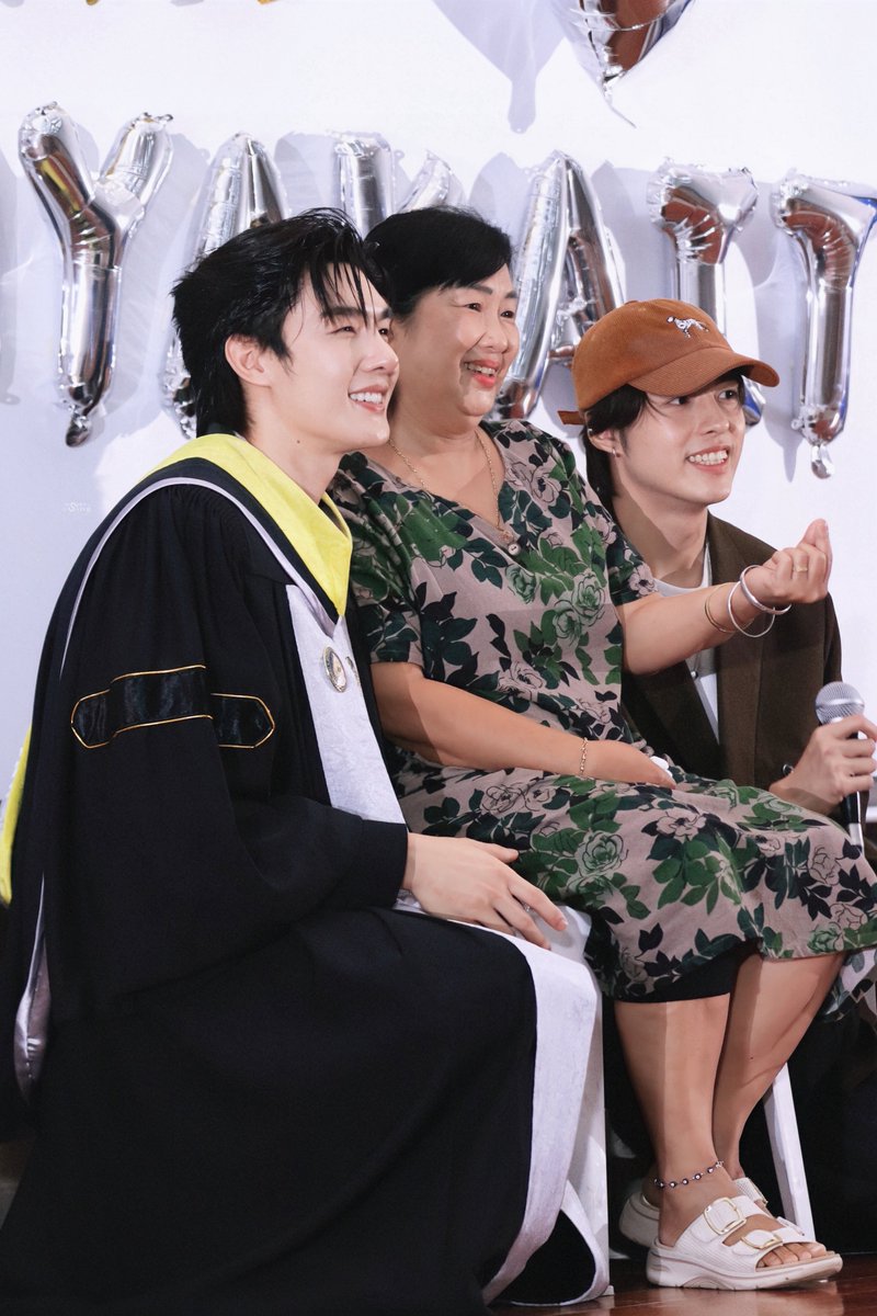 inspiresatur's tweet photo. 𝐇𝐀𝐏𝐏𝐘 𝐅𝐀𝐌𝐈𝐋𝐘 💞

𐙚 ̊  TEE GRADUATION DAY  🎓 
──────୨ৎ──────
@Tee_wongsajaem ·˖✩ #TeeBoonyakait 
@HengmarkII ◝⭒ #Hengmarkii
#TeeGraduation #ตี๋เฮง #TeeHeng https://t.co/jiN2Vy1Xuf