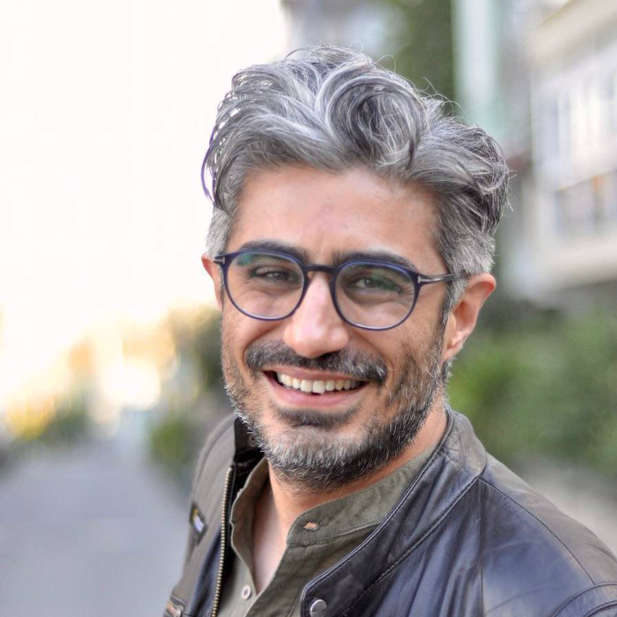 solcugazete60's tweet photo. Gazeteci Barış Pehlivan:

"Bir gece yarısı haber düştü. Denildi ki 'Rasim Ozan Kütahyalı özgürlüğüne kavuştu, Rasim Ozan Kütahyalı tahliye oldu.'

Allah Allah nasıl tahliye oldu derken tahliye kararına dair belgeye ulaşmaya çal��şıyordum ve sonunda buldum.

Bakın o belgenin en üstünde şunu göreceksiniz: Adana Cumhuriyet Başsavcılığı Örgütlü Suçlar Soruşturma Bürosu tarafından verilen re'sen bir tahliye kararı var.

Yani daha kovuşturmaya geçmeden, daha davaya dönüşmeden bir kişi hakkında tutuklama tedbirinin artık gereksiz olduğu kanısına vararak bizzat kendisi, bakın savcının kendisi tahliye kararı verebilir.

CMK'da bu hak savcıya tanınıyor. Herkesin bir şekilde başına gelebilecek bir tutuklama meselesinde neden tahliye verdiğinizi sorguluyorum ey sayın savcılar.

Çünkü madem bu kadar kolay bir şekilde Rasim Ozan Kütahyalı'nın suçsuz olabileceği, haksız yere tutuklanmış olabileceği kanıtlanabiliyorsa siz hangi delillerle bu adamı tutukladınız?

Hani MASAK raporları, o medyaya servis ettiğiniz hani iletişim tespit tutanakları, hani o banka hesap hareketleri?

Madem bunlar bu kadar kolay çürütülebiliyordu, siz hangi somut delille bu adamı cezaevine soktunuz?

Bir de böylesi kirli, böylesi memleket tarihinde hukuk katliamlarına imza atmış bir ismin mağdur olma ihtimaline yol açtınız arkadaş.

Memleket pratiğinde böylesi bir tahliye hiç ama hiç normal değil!"
