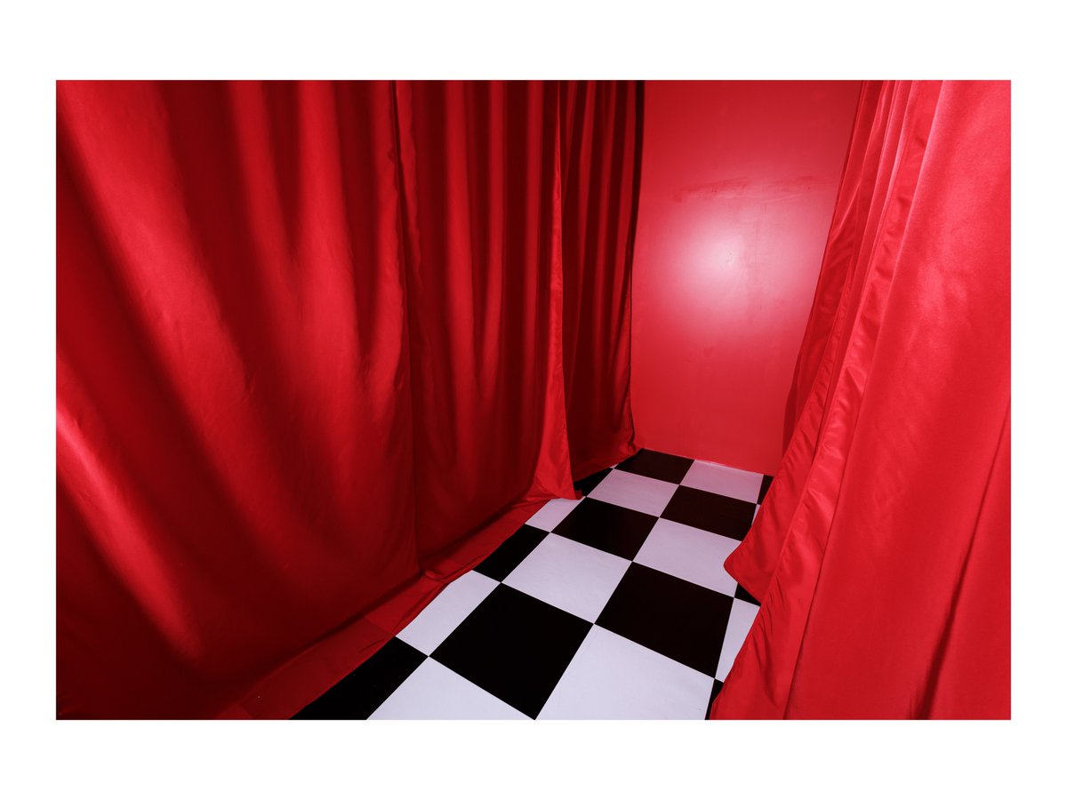studio_AMETA's tweet photo. 🎪ブース紹介⑤「期間限定ブース」🎪

期間ごとに内装が変わるブースです✨

現在はサーカスをイメージした、赤いカーテンとチェック柄の床が印象的な空間🤡
少しダークで幻想的な雰囲気はもちろん、POPでかわいい撮影にもおすすめです📸✨

#StudioAMETA #コスプレスタジオ https://t.co/J1tYhh1uLN