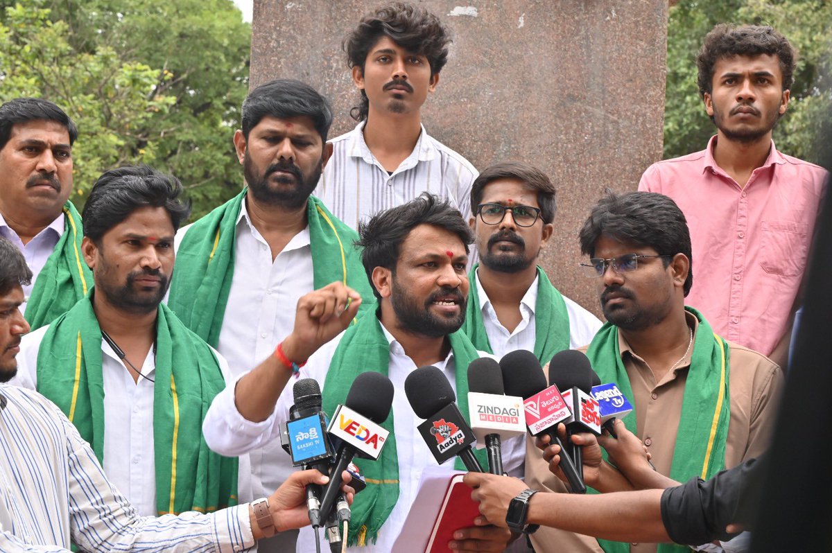 DrShivaMudiraj's tweet photo. కొండా సురేఖ గారిని రాజకీయంగా టార్గెట్ చేయడం ఆపాలి

BC మహిళా నాయకత్వాన్ని అణిచివేసే ప్రయత్నాలను సహించం

— డాక్టర్ వై. శివ ముదిరాజ్

హైదరాబాద్: అసె���బ్లీ ఎదురుగా ఈ రోజు ఉదయం 11 గంటలకు ఆల్ ఇండియా OBC అసోసియేషన్ ఆధ్వర్యంలో, డాక్టర్ వై. శివ ముదిరాజ్ అధ్యక్షతన నిర్వహించిన ప్రెస్‌మీట్‌లో మంత్రి కొండా సురేఖ గారిపై జరుగుతున్న రాజకీయ పరిణామాలపై ఆందోళన వ్యక్తం చేశారు.
డాక్టర్ వై. శివ ముదిరాజ్ మాట్లాడుతూ, కొండా సుస్మిత గారి వ్యాఖ్యలను ఆధారంగా చేసుకుని కొండా సురేఖ గారిని రాజకీయంగా టార్గెట్ చేయడం సరికాదని అన్నారు. ఉమ్మడి వరంగల్ జిల్లాలో బలమైన BC మహిళా నాయకురాలిగా ఎదిగిన సురేఖ గారిని రాజకీయంగా బలహీనపరిచే ప్రయత్నాలు జరుగుతున్నాయనే అ��ుమానాలు ఉన్నాయని, దీనిపై కాంగ్రెస్ అధిష్ఠానం నిష్పక్షపాతంగా వ్యవహరించాలని కోరారు.
“కాంగ్రెస్‌లో కొందరికి ఒక న్యాయం, BCలు–బహుజనులకు మరో న్యాయం ఎందుకు? క్రమశిక్షణ అందరికీ ఒకేలా ఉండాలి. BC నాయకులు ప్రశ్నిస్తే చర్యలు, ఇతరులు ప్రశ్నిస్తే మౌనం ఎందుకు?” అని ప్రశ్నించారు.
కాంగ్రెస్ అధికారంలోకి రావడానికి BCల ఓట్లు, సామాజిక న్యాయం అనే అంశాలను ఉపయోగించుకుని, అధికారంలోకి వచ్చిన తర్వాత BCలకు తగిన ప్రాతినిధ్యం ఇవ్వకపోవడం అన్యాయమన్నారు. కీలక నిర్ణయాధికార శాఖలు, పార్టీ పదవులు, నామినేటెడ్ పదవుల్లో BCలకు జనాభా ప్రాతిపదికన వాటా కల్పించాలని డిమాండ్ చేశారు.
“కొండా సురేఖ గారిపై దిగజారుడు రాజకీయాలు చేస్తే సహించం. BC మహిళా నాయకత్వాన్ని అణిచివేసే ప్రయత్నాలను ప్రజాస్వామ్య పద్ధతిలో ప్రతిఘటిస్తాం” అని డాక్టర్ వై. శివ ముదిరాజ్ స్పష్టం చేశారు.

కార్యక్రమంలో పాల్గొన్న యూనివర్సిటీ నాయకులు

* మహేష్ గౌడ్ — ఉస్మానియా యూనివర్సిటీ నాయకులు, ఆల్ ఇండియా OBC అసోసియేషన్ జాతీయ కార్యవర్గ సభ్యులు
* కాశీం యాదవ్ — పాలమూరు యూనివర్సిటీ నాయకులు
* బి. రా��ు — పాలమూరు యూనివర్సిటీ నాయకులు
* తోట ప్రశాంత్ — తెలుగు యూనివర్సిటీ BC సంఘం అధ్యక్షులు
* సిద్దార్థ్ — నిజాం కాలేజ్ B.D. విద్యార్థి నాయకులు
* ఎగ్గె శ్రీనివాస్ పటేల్ — BC సంఘం రాష్ట్ర నాయకులు
* అన్వేష్ యాదవ్ — BC సంఘం రాష్ట్ర నాయకులు
వీరితో పాటు వివిధ BC, బహుజన, ఆదివాసీ విద్యార్థి సంఘాల నాయకులు పాల్గొన్నారు.

— ఆల్ ఇండియా OBC అసోసియేషన్
డాక్టర్ వై. శివ ముదిరాజ్, అధ్యక్షులు

#కొండాసురేఖ
#KondaSurekha
#BCWomenLeadership
#BCLeadership
#BCUnity
#OBCUnity

@TelanganaCMO 
@BRSparty 
@BJP4Telangana 
@INCOBCDept 
@ObcMahasabha_ 
@_YogendraYadav 
@suraj_yadav2005 
@RahulGandhi 
@iamkondasurekha