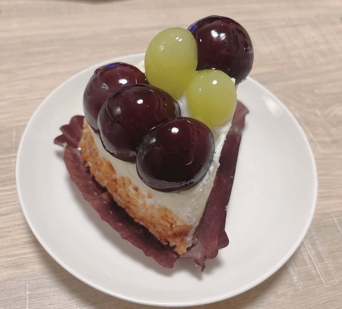 hotate__shell_'s tweet photo. うまーーい！🍇🍰 https://t.co/xUv03dsNjV