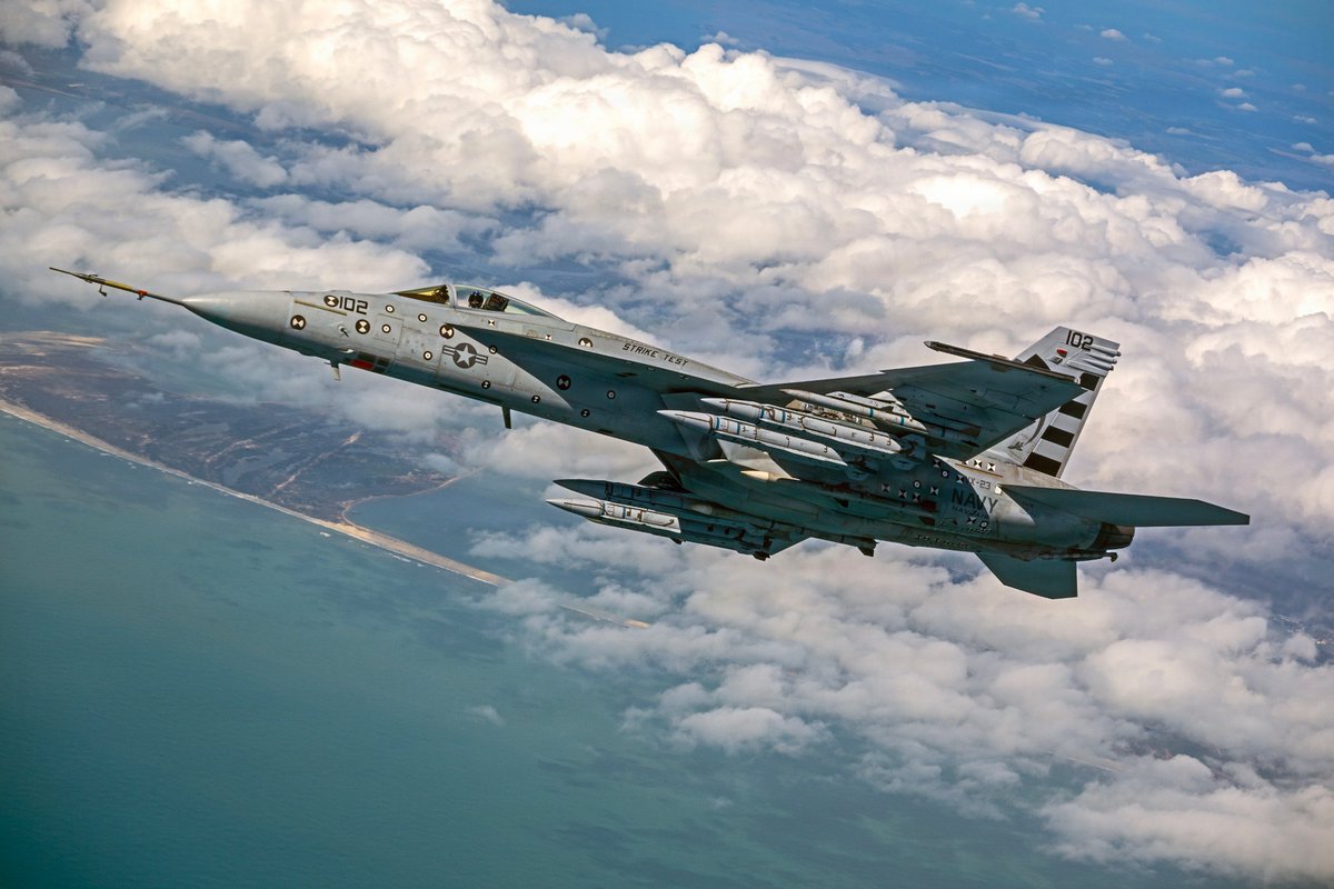 Roberto_yeager's tweet photo. Tenemos que hablar de "palos largos". Hoy esta por todo x, pero lo curioso es que la primera foto del #Raytheon Aim-424 #Malice bajo las alas de un #McDD(#Boeing) F/A-18E #SuperHornet, según DVIDS data del 3 de abril de 2026, aunque lo sacaron a la luz ayer...#AIM424 https://t.co/rFmdAfcv1P