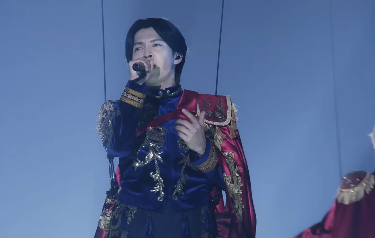 vxillbn's tweet photo. over the stormの仁人くん高所恐怖症なのに高いとこで歌ってるのほんとにかっこいい🥲🩷いつもとマイクの握り方違うのも…（т-т）♡♡ https://t.co/1qeSOLdw2P