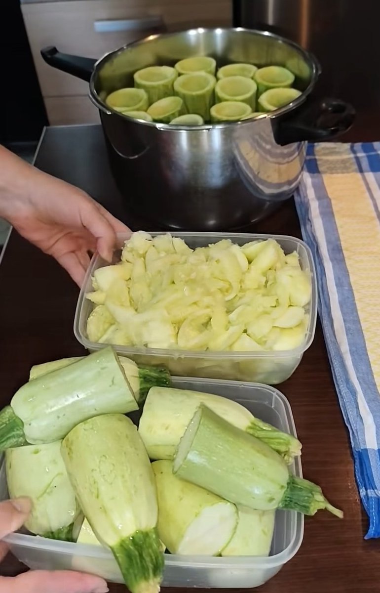 Lemoni2121's tweet photo. Kolokitaki
Tikvice,izdubiti sredinu, a deo pulpe sitno iseckajte za fil.
U tiganju na malo maslinovog ulja propržite luk dok ne omekša. Dodajte mleveno meso i dinstajte dok ne promeni boju. Umešajte seckanu pulpu, pirinač, mirođiju, nanu, so i biber,cimet. Dinstajte još 5 minuta.
Punjenje,kašikom punite pripremljene tikvice i ređajte ih uspravno ili položeno u duboku šerpu.
​Prelijte tikvice preostalim maslinovim uljem i toplom vodom ili bujonom tako da budu pokrivene do polovine. Poklopite i kuvajte na umerenoj vatri oko 40 min.
Avgolemono sos. Umutite belanca, pa dodajte žumanca i limunov sok i jednu kašiku skrobs. U tankom mlazu, uz neprekidno mućenje, dodajte nekoliko kutlača vruće tečnosti iz šerpe u jaja da se zagreju.
Sklonite šerpu sa vatre, prelijte tikvice sosom i lagano protresite šerpu da se sve poveže. Ostavite da odstoji 10 minuta pre serviranja💒