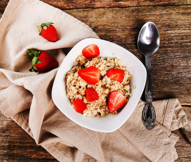 1212312121Hey__'s tweet photo. Yummy homemade oatmeal with fresh berries and a drizzle of honey for a cozy morning boost https://t.co/pdKtzTGEf3